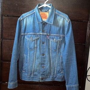 Women Levi’s denim blue jean jacket